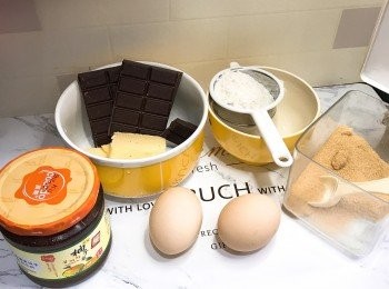 step1: 預熱焗爐200度15分鐘
模具先掃油，再均勻撒上砂糖。
牛油和朱古力座熱水座溶備用