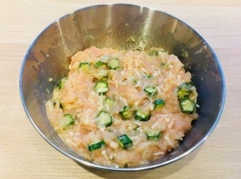 step7: 秋葵洗淨，切粒，加入及攪勻。