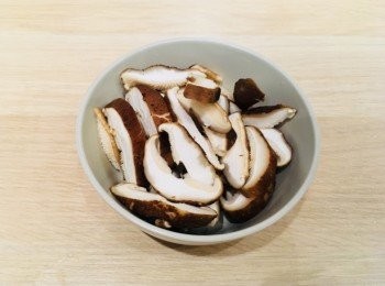 step2: 鮮冬菇洗淨及切片。