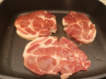 step1: 豬扒用刀背輕硺表面，兩側剪開少許，可防豬扒卷曲，先用醃料醃豬扒一陣，再加水醃製約半小時。之後用油煎熟豬扒即成。