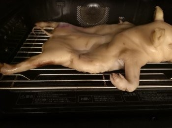 step10: 預熱焗爐200度或水波爐過熱水蒸氣200度，時間設90分鐘，用架浪高隻乳豬焗製。