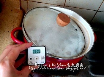 step15: 蓋上蓋用中火煮5分鐘  , 期間小心滾瀉