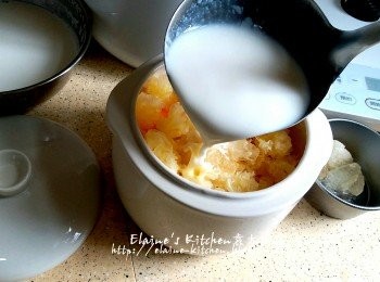 step10: 再放入雪耳 , 冰糖 , 倒入杏汁至半滿