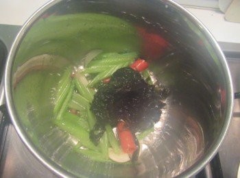 step4: 開鍋蓋,續煮收乾到9份時,放入步驟1的紫菜,邊拌邊加熱,煮至收乾即可.