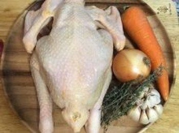 step1: 將全雞洗淨，洗清重點在於把雞毛都拔乾淨，還有雞屁股也要擠洗乾淨，最後用廚房紙巾略微擦乾；