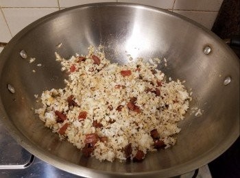 step3: 再爆香臘腸，膶腸。之後加冷飯同炒，加少許醬油調味，最後加入白菜粒即成。