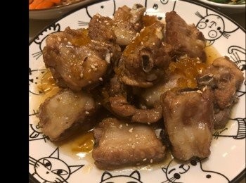 step1: 排骨焯水洗淨，用廚紙印乾，開火，炒排骨至金黃