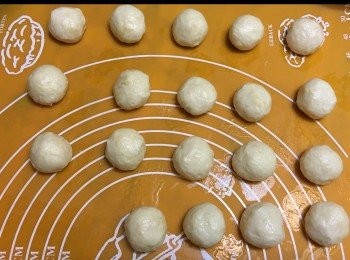 step8: 水皮做法：手戴上手套將低筋麵粉,糖，固體菜搓成麵包糠後，逐次加入食用凍開水搓成光滑麵團，待用。

油皮做法：手戴上手套將低筋麵粉，固體菜油搓至均勻成糰