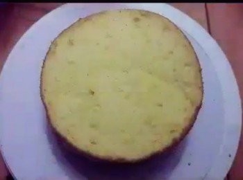 step1: 海綿蛋糕做法 做法 
1.蛋糕模放上牛油紙， 備用。 2. 在無油無水的打蛋盆中倒入5隻蛋白分段3次加入60g砂糖,蛋白打發至企身，尖峰不下垂。 3. 5隻蛋黃加入30g糖,菜油及水打發至出現條紋狀態，後加上低粉和泡打粉拌勻 4. 預熱 烤箱160度－ 將蛋白霜分三次加入蛋黃糊裡， 輕輕攪拌，攪拌均勻 倒入6吋烤模，後在桌上敲幾下敲出大氣泡 5. 放入8吋烤模用160度烤25～30分鐘（視個人烤箱調整）用針插入蛋糕中央，沒有麵糊黏著，就是熟透。倒扣在鐵架上，鋪上一塊濕布以保蛋糕濕