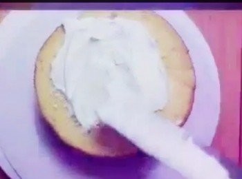 step2: 焗好海綿蛋糕，橫切分成2片蛋糕。
抹上甜忌廉