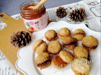 step5: 出爐放涼後，塗少許高島柚子茶在其中一邊上，把另一半貼在柚子茶上完成