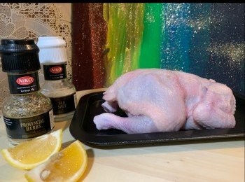 step1: 雞清洗乾淨後用廚房紙拭乾，包括雞腔內