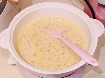 step5: 加入吉士蛋漿，西米拌勻，最後放粟粉水，煮成糊狀。