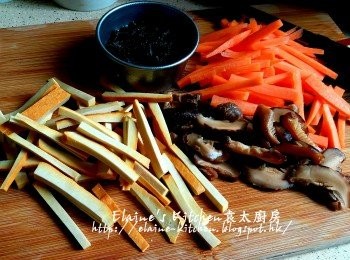 step2: 木耳浸水至軟身 , 冬菇切片 , 豆乾切條 , 甘旬去皮切幼條