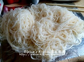 step8: 米粉放入鑊中加水用中火煮至軟身 , 盛起稍為待涼15分鐘