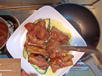 step4: 燒紅鑊子，加入<span class="group_3">醬汁材料</span>，再小火慢煮；
關火，加入白酒和一半炸好的排骨後拌勻，完成!