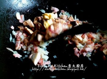 step10: 焗菇期間將煙肉 , 蒜粒 , 洋蔥粒放入鑊中爆香 , 加入菇蒂粒及牛油拌勻炒至有香味