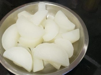 step6: 將白蘿蔔用薑片，黃酒，糖凍水放入，滾起計出水 20 分鐘，熄火焗 30 分鐘，之後隔水備用