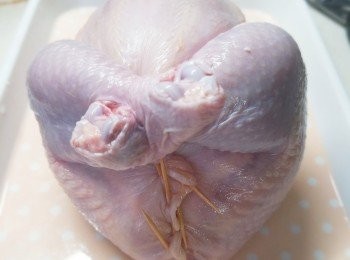 step5: 用竹籤將尾部缺口封口，確保材料不會漏出。