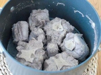 step1: 將牛尾放入一煲水內，煮沸後轉小火煮15分鐘，瀝乾水份