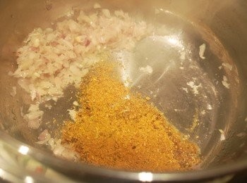 step4: 再加少少油爆香咖喱粉。