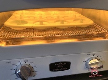 step5: a)  用阿拉丁焗爐, 不用預熱, 用170度焗7分鐘, 或者
b)  其他焗爐預熱至200度，焗10分鐘，取出待涼，然後甩模，備用；