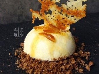 step12: 先把可可脆粒放碟上，再放上軟芯草莓柚子芝士凍餅，插上芝士薄脆，最後淋上蜂蜜柚子橙酒汁，完成。