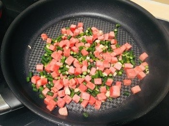 step5: 加入豆角，略炒，倒入蛋汁，略炒，盛起。