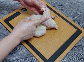 step6: 餘下醃料則塗抹在雞皮