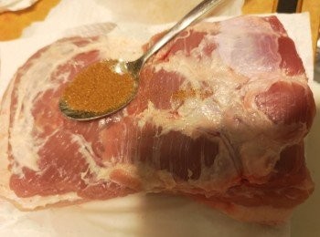 step1: 洗乾淨用廚紙索水，然後先用五香粉搽混豬肉，豬皮不沾上醃料。