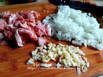 step2: 期間將蒜頭 , 洋蔥去衣切粒 , 煙肉切細片