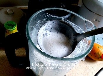 step7: 破壁機完成後會發出啤啤聲 , 將按製調去關 , 杏仁茶就完成