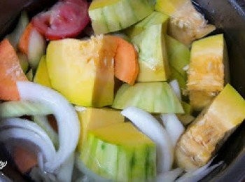 step2: 所有材料略切粗塊後放入內鍋中 ( 牛肉除外 ) , 再加入清水蓋過材料 , 放到電鍋中 , 外鍋倒入2杯水