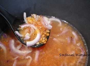 step4: 然後加入扁豆及洋蔥煲45分鐘至扁豆淋身即可