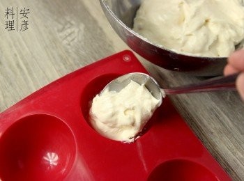 step6: 把一大湯匙草莓柚子忌廉芝士放到模具中，塗一層在內邊成碗狀。