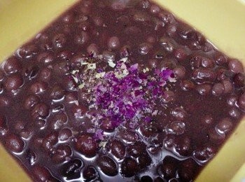 step2: 大火燒開，蓋上高壓鍋蓋子中小火壓15分鐘左右<span class="group_2">芋圓</span><span class="group_1">紅豆沙</span>的做法 
取適量壓好的紅豆和紅豆湯放入小鍋中，加入冰糖，邊加熱邊攪拌，使之成為<span class="group_1">紅豆沙</span>