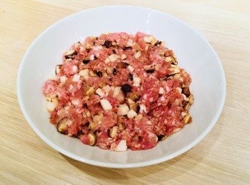 step3: 煲好一鑊沸水，備用。
將肉餅置於碟內鋪平，隔水大火蒸10-15分鐘。