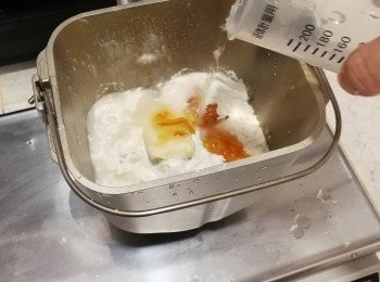 step2: 把所有材料逐一放入麵包機(建議柚子醬差不多最後才加入)，設定模式為麵包或軟式，設定時間，等待麵包完成，取出麵包，放涼，先用刀切去包皮，可按喜好切成4或6份，按個人口味加入柚子醬。