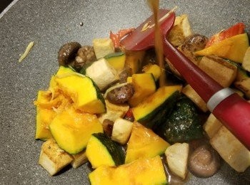 step10: 再加入550g素上湯或食用凍開水用中火蓋上蓋煮10分鐘(我今次用了蒸冬菇的水)