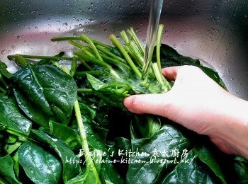 step4: 菠菜浸10分鐘後用水清洗乾淨