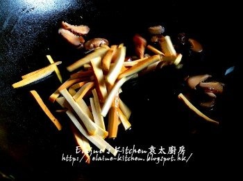step8: 鑊中加入冬菇絲 , 豆乾條爆至有香味