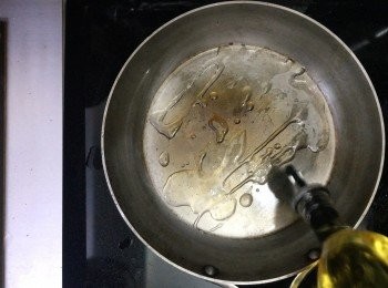 step6: 燒熱鍋，下油(油可以多下一點)