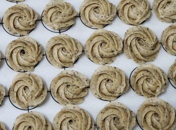 step2: <span class="group_2">A</span>份量約40個
牛油同糖霜，糖打至淡黃色，質感似Cream狀，之後加入全蛋攪拌均勻，再加伯爵茶葉牛奶連同雲尼拿油再攪拌均勻。分2次加入B粉類。用刮刀用切拌法拌勻成團。放入唧花袋，唧出你想要嘅花紋，可放入雪櫃備用。