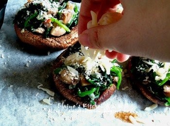 step13: 菠菜餡料待10分鐘後逐一釀入大菇內 , 灑上適量麵包糠及芝士碎