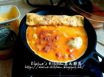 step9: 再加牛油煮溶 , 加入鹹牛肉蛋液 , 同樣煎約1分鐘時間