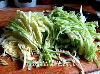 step3: 椰菜切絲 , 芋頭去皮切幼條