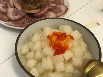 step1: 先將蘿蔔 去皮切粒用粗鹽醃走水分 備用