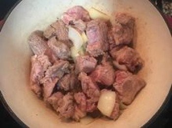 step4: 放入牛肉略炒，