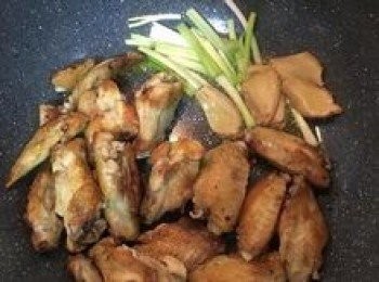 step8: 將雞翅撥到旁邊，讓雞油集中後，放入薑片和蔥白炒香；