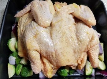 step4: 將雞放上配菜上,雞皮向上,預熱焗爐230度10分鐘,然後放入雞焗28-30分鐘(時間因應雞大細而定)